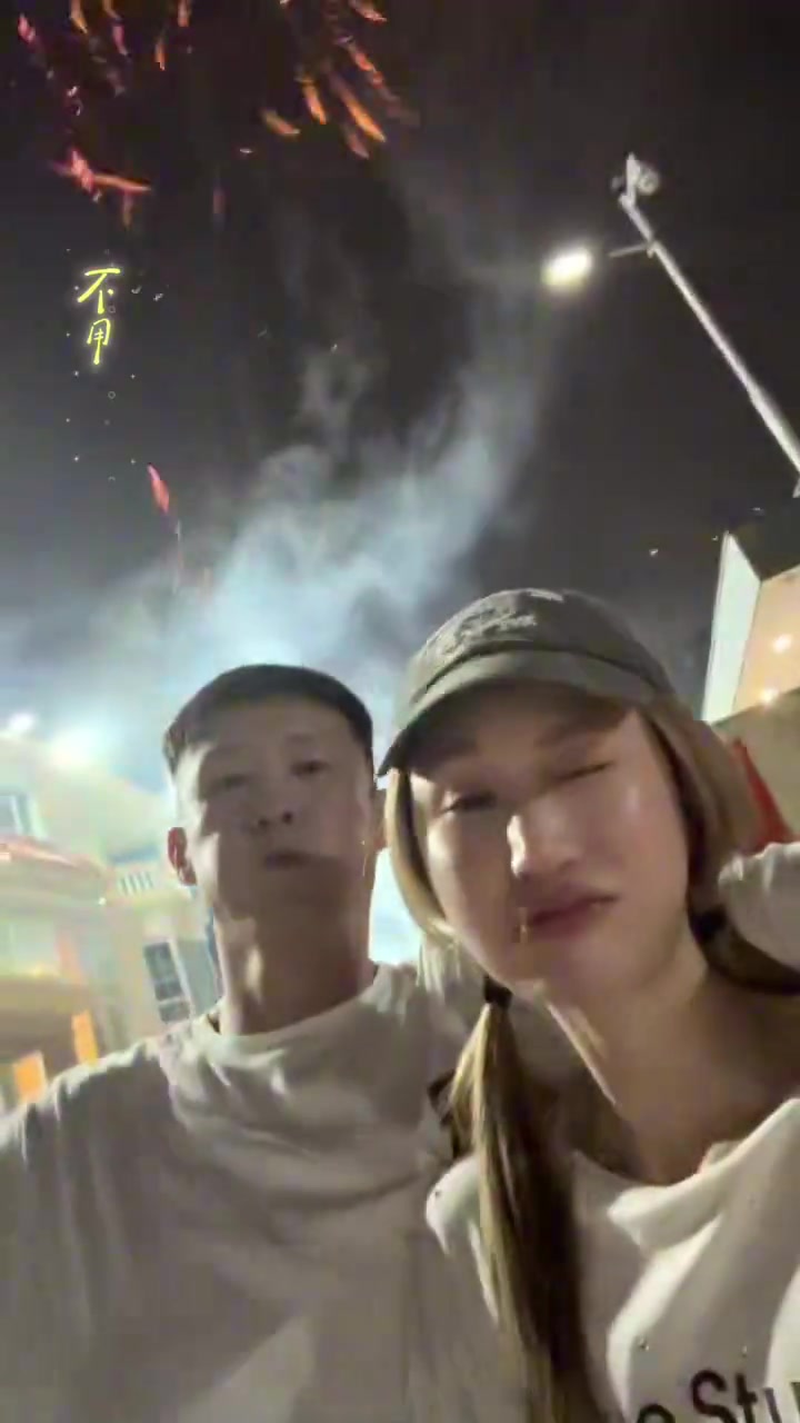 开云-周鹏：烟花向空 你向我 岁岁年年皆相伴 祝大家元宵安康